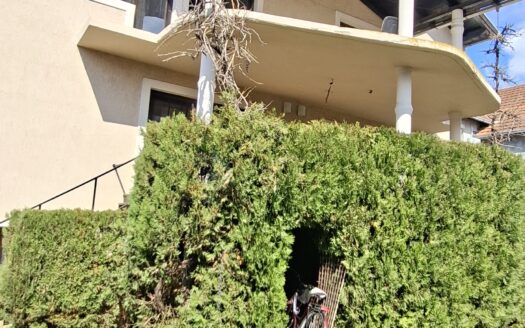 Dvojna kuća u mirnom i lepom delu grada u Inđiji